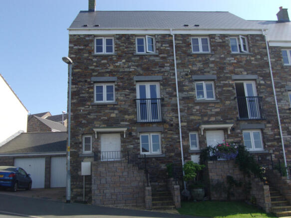 5 bedroom Semi-Detached House
