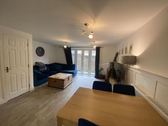 Lounge/Dining Area