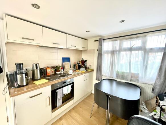 A Beautifully Presented Top Floor Studio Flat.
