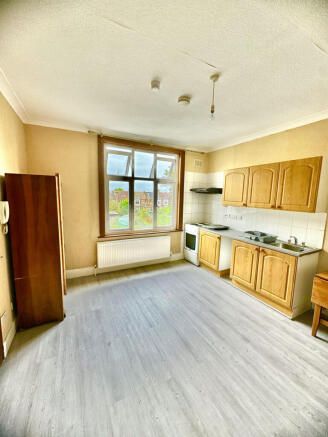 A well Presented self contained studio flat to re