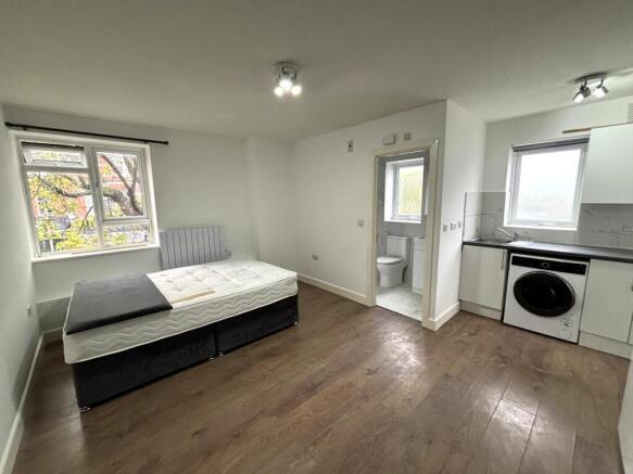 A Spacious Self Contained Studio Flat in N10!