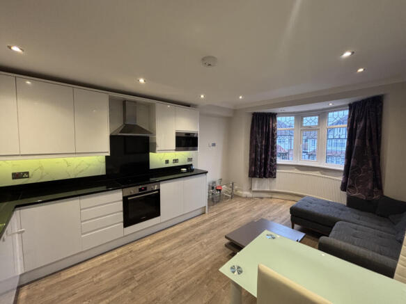 Beautifully Modern Four-Bedroom Maisonette to Ren