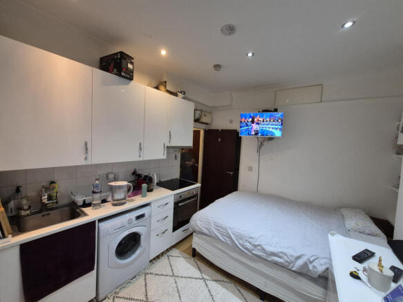 Spacious self-contained Studio to Rent.