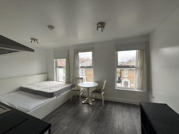 A Second Floor Spacious Studio in N8