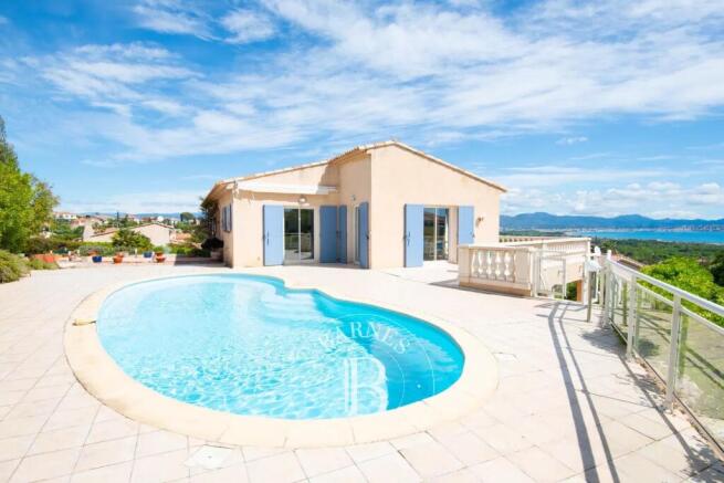 FREE-FORM SWIMMING POOL