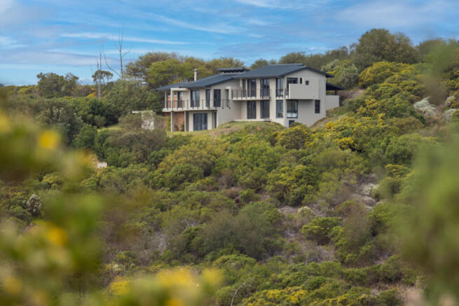 Situated in a beautiful 'fyn bos' area