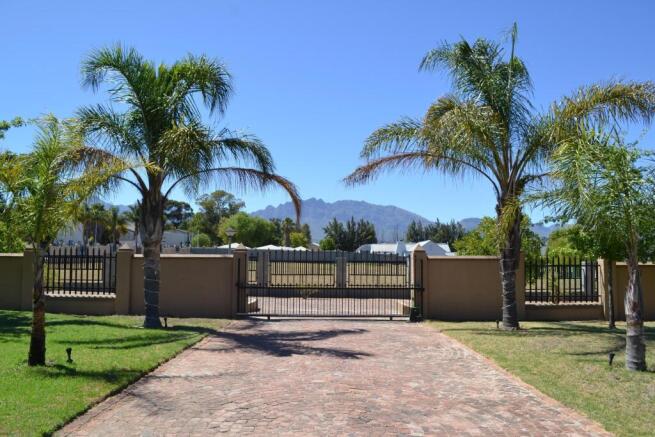AUTOMATED GATE OF PROPERTY