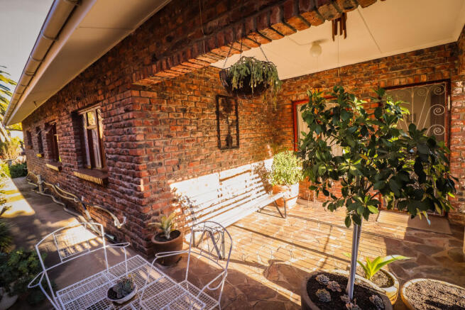 Front enclosed stoep area