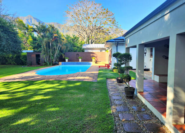 GARDEN WITH SWIMMING POOL
