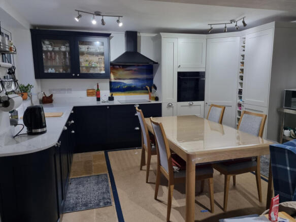 4 Bedroom Property with Land