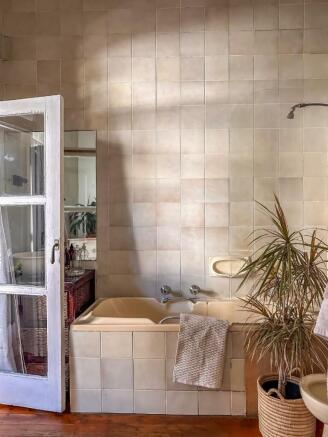 Main bedroom en-suite bathroom 