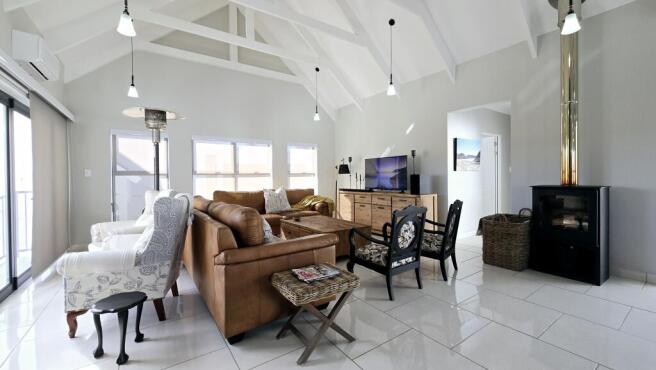 OPEN PLAN LOUNGE