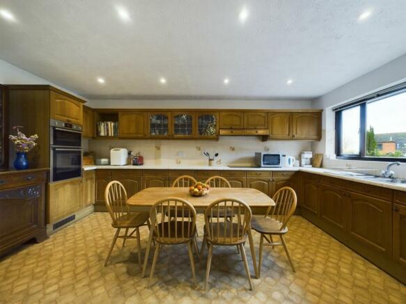 KITCHEN / BREAKFAST ROOM