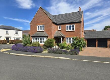 Larbourne Park Road, Flore, NN7 4PT