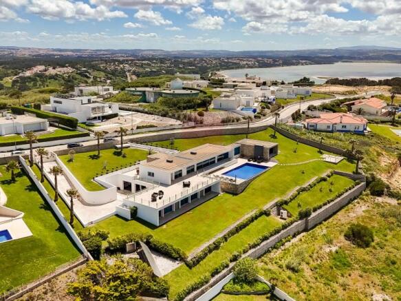 villa with sea views in Foz do Arelho