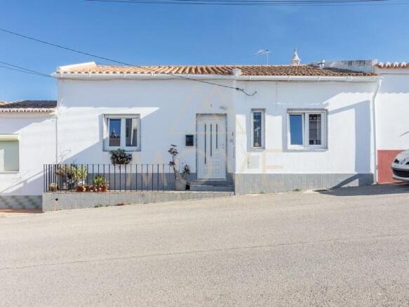Village house for sale in Espiche