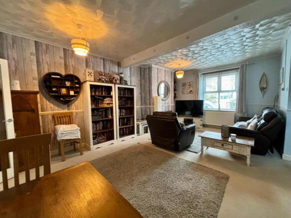 LIVING ROOM (1).jpg