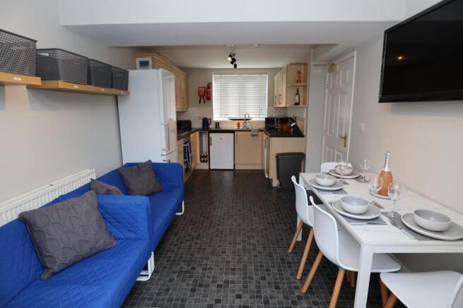 Lounge/Dining