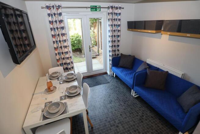 Lounge / Dining