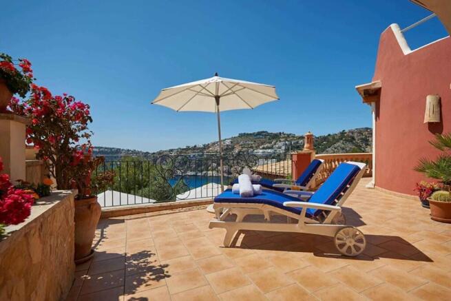 02-Moderne Meerblick-Wohnung in Cala Llamp ¿ mit Option auf Erweiterung-kaufen-sonnenliege