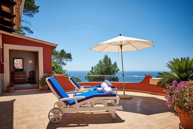 02-cala llamp- Mediterranes Haus mit Meerblick in privilegierter Lage-kaufen-sonnenliege