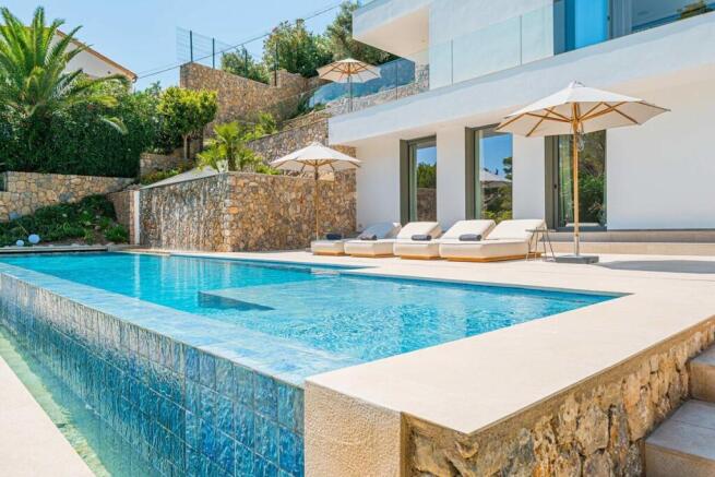 03-port andratx-Modernes Wohnerlebnis mit mediterranem Flair und Rasenflaeche-kaufen-infinitypool