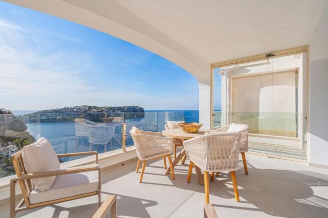 02-port andratx-Kernsanierte Design-Wohnung mit ganzjaehrigem Sonnengenuss-kaufen-ueberdachte terrasse