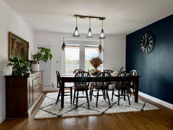 Spacious lounge/dining room