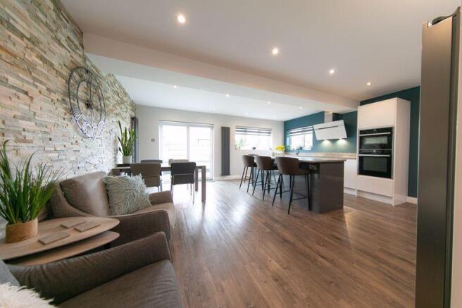 Kitchen & dining room