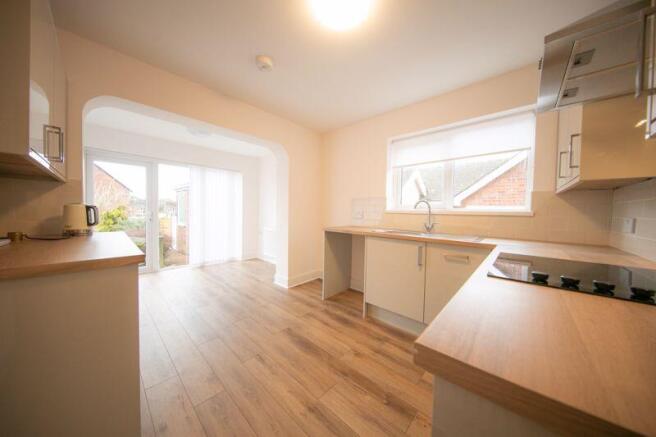 Kitchen & dining room 