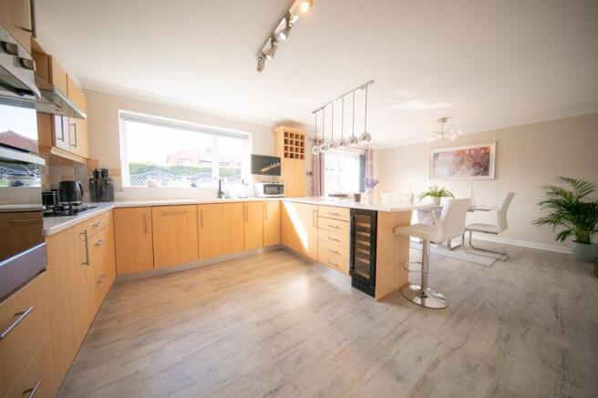 Kitchen & dining room