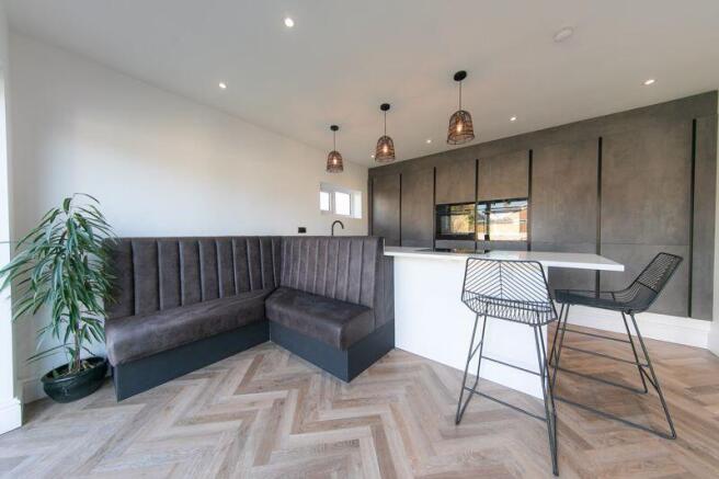 Kitchen & dining space