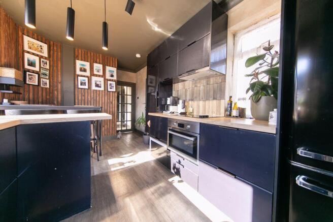 Kitchen & dining room