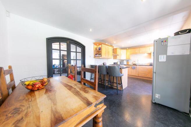 Dining area & kitchen