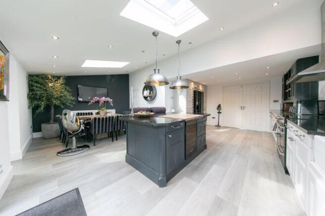 Open plan kitchen & dining space