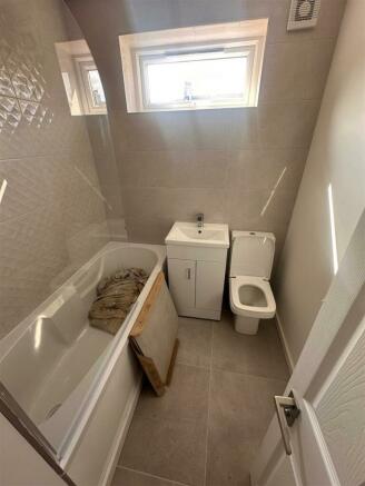 12 Westbounre Villas, Hove FF Bathroom.jpg