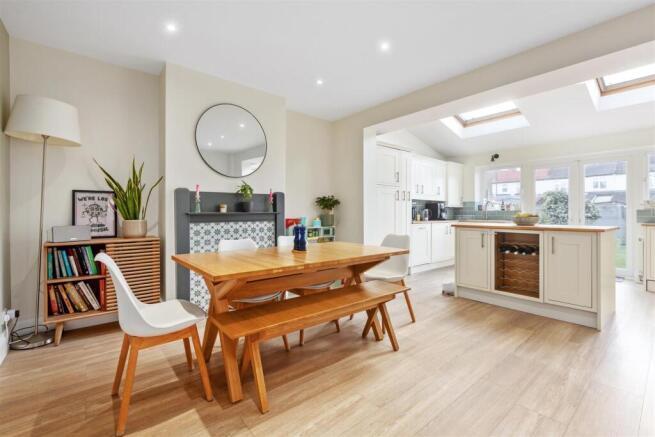 Kitchen & Dining