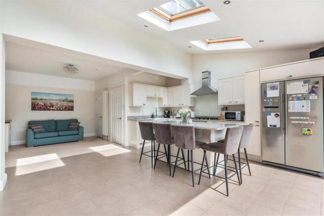 Kitchen & Dining