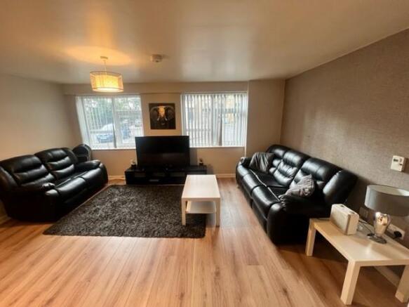 OPEN PLAN LOUNGE/KITCHEN