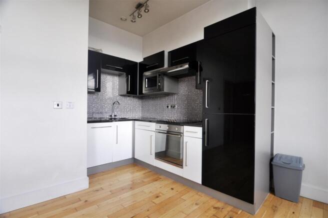 OPEN PLAN LOUNGE/KITCHEN