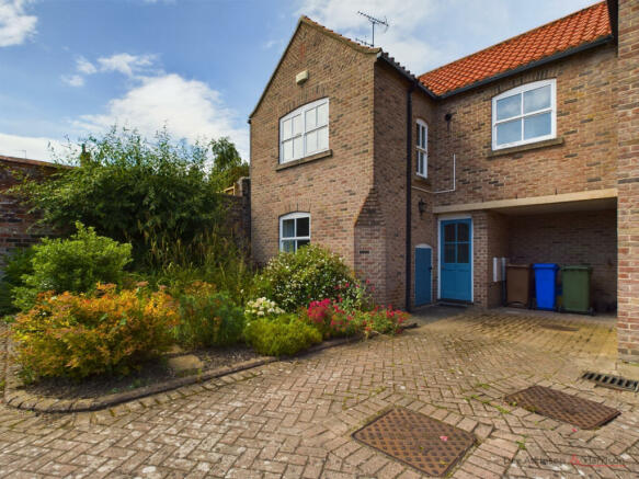 A three bedroom end terrace house - To Rent