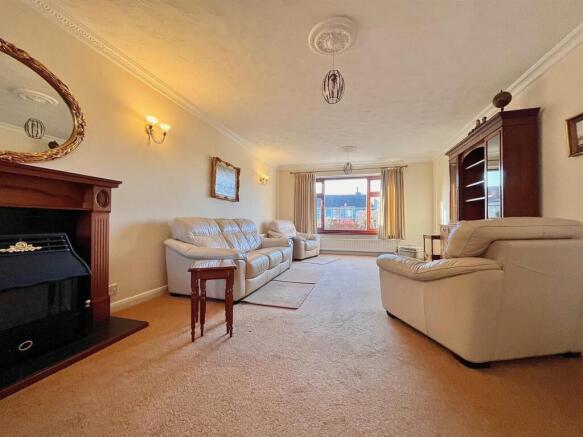 Lounge/Dining Room