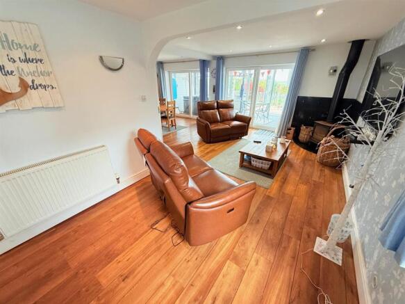 Lounge/Dining Room