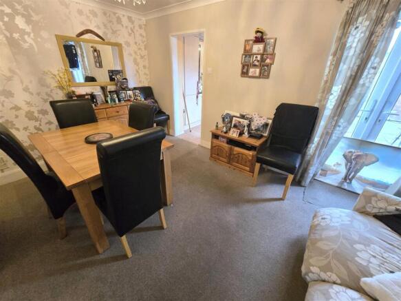 Sitting Room/Dining Room