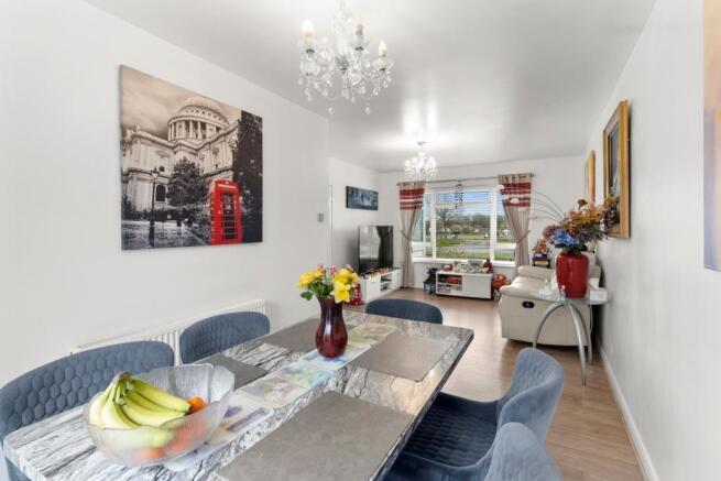Lounge/Dining Area