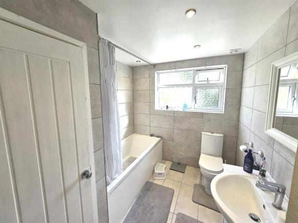 bright_clear_bathroom.jpg