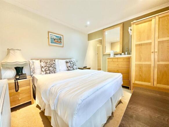 WhatsApp Image 2025-11-10 at 15.10.21_d495a201.jpg