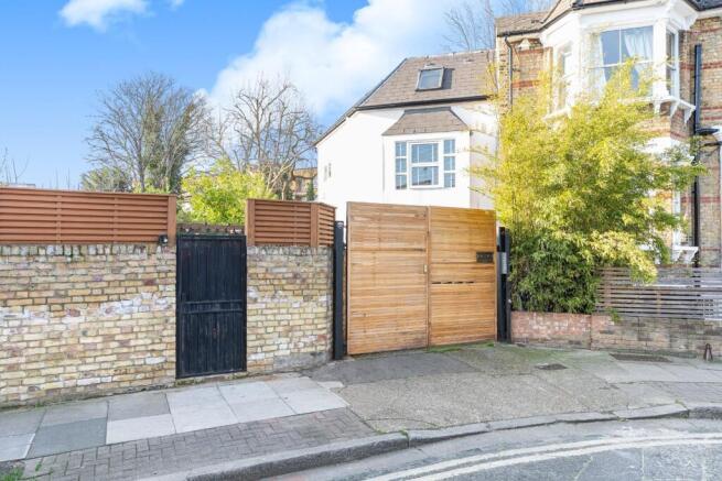 Flat E 1 Ickburgh Road-2.jpg