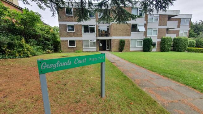 Large 1 bed flat, close to town centre