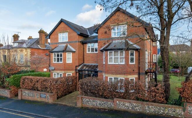Well positioned 2-bedroom apartment, close to tow